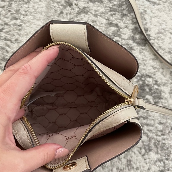 4/$20 Aldo cream shoulder bag - Picture 6 of 8
